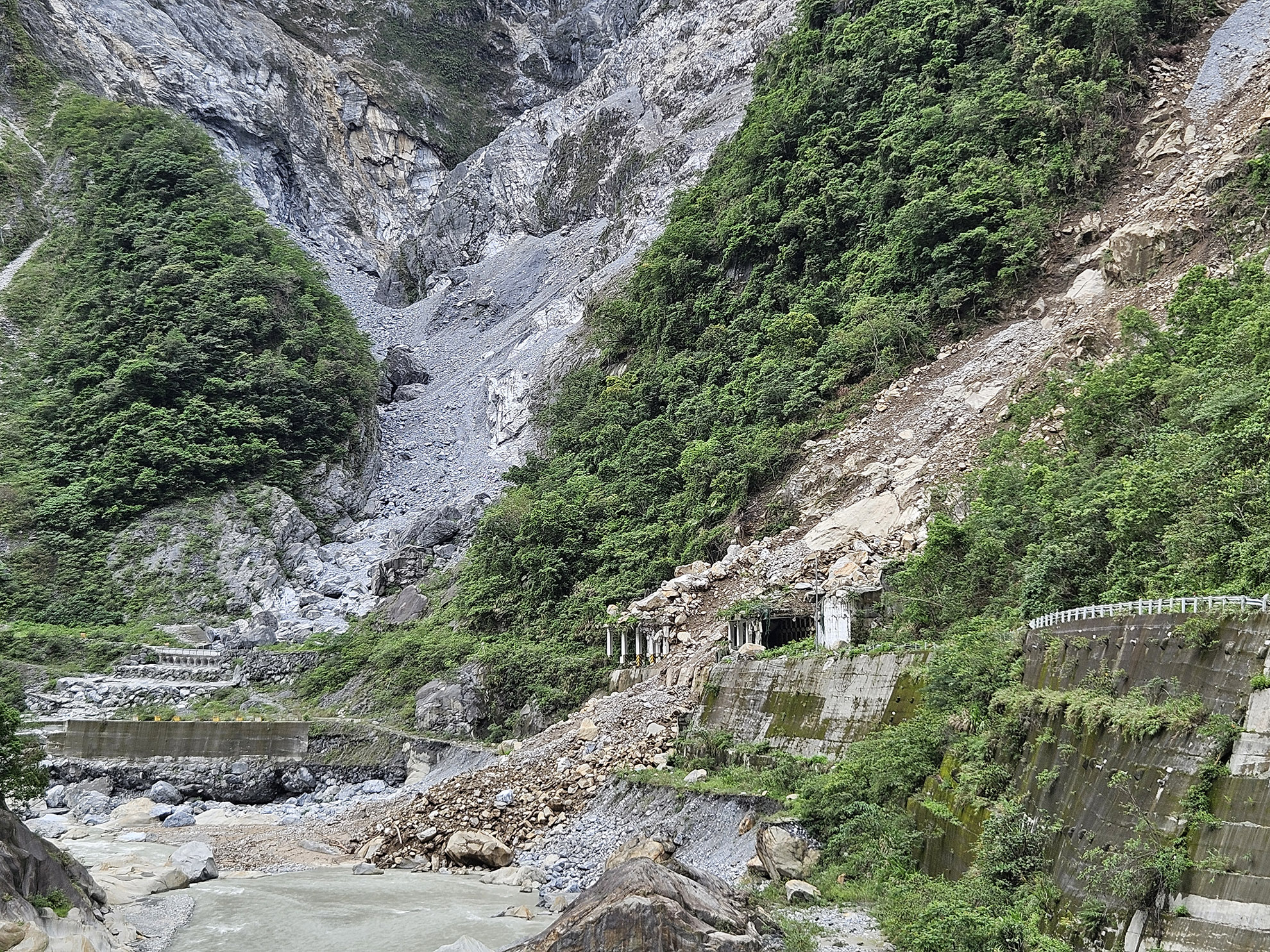ouvrage de protection endommagé par le glissement de terrain et les chutes de blocs. À plusieurs reprises nous avons constaté que la position des ouvrages de protection était parfaite par rapport aux glissements observés.